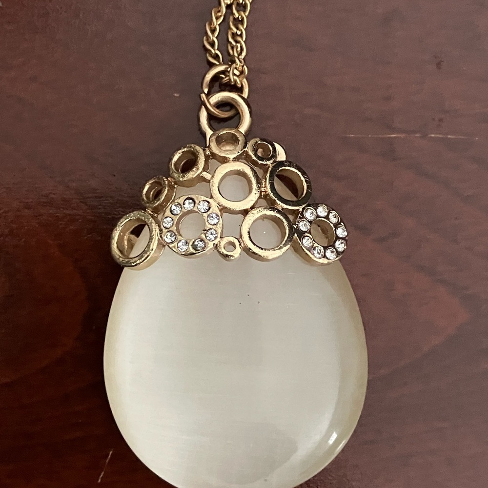 Elegant Gold and Opaque Pendant Necklace